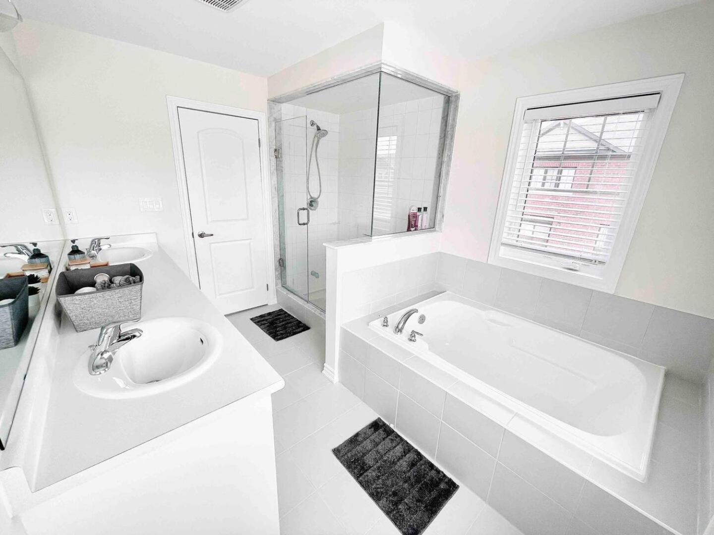 Large 5 Bedroom Newly Built Home Sleeps 12 Persons Thorold Eksteriør billede