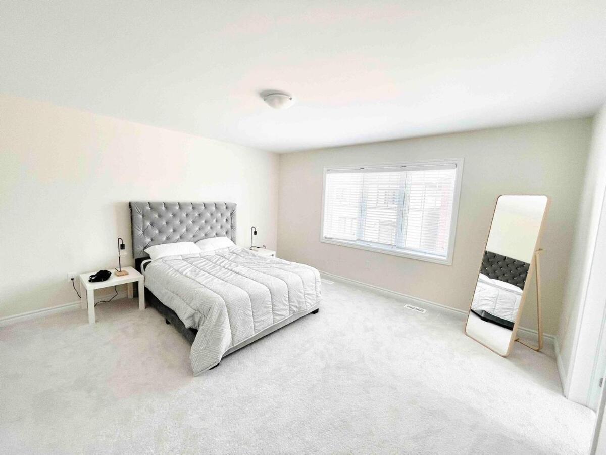 Large 5 Bedroom Newly Built Home Sleeps 12 Persons Thorold Eksteriør billede