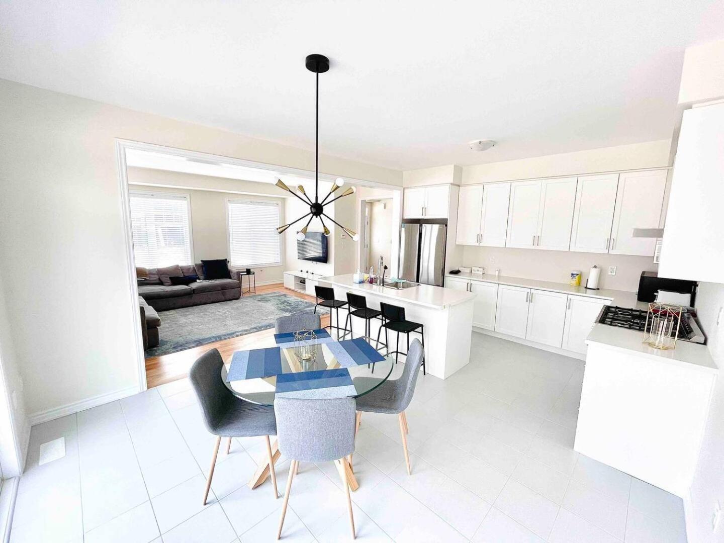 Large 5 Bedroom Newly Built Home Sleeps 12 Persons Thorold Eksteriør billede